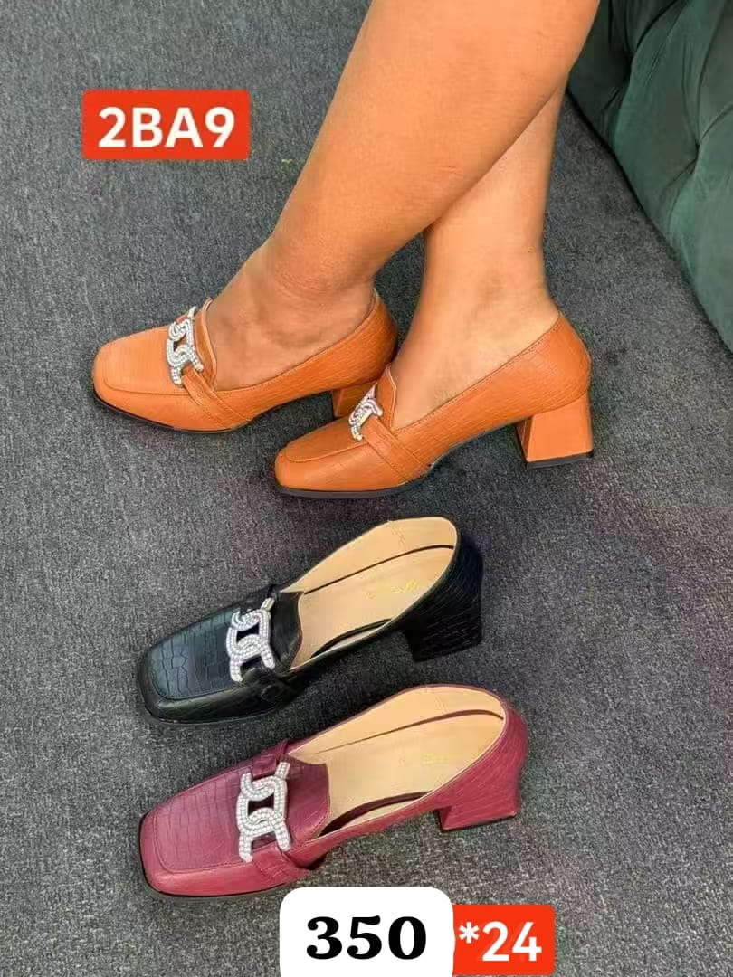 Ladies short heel closed shoe