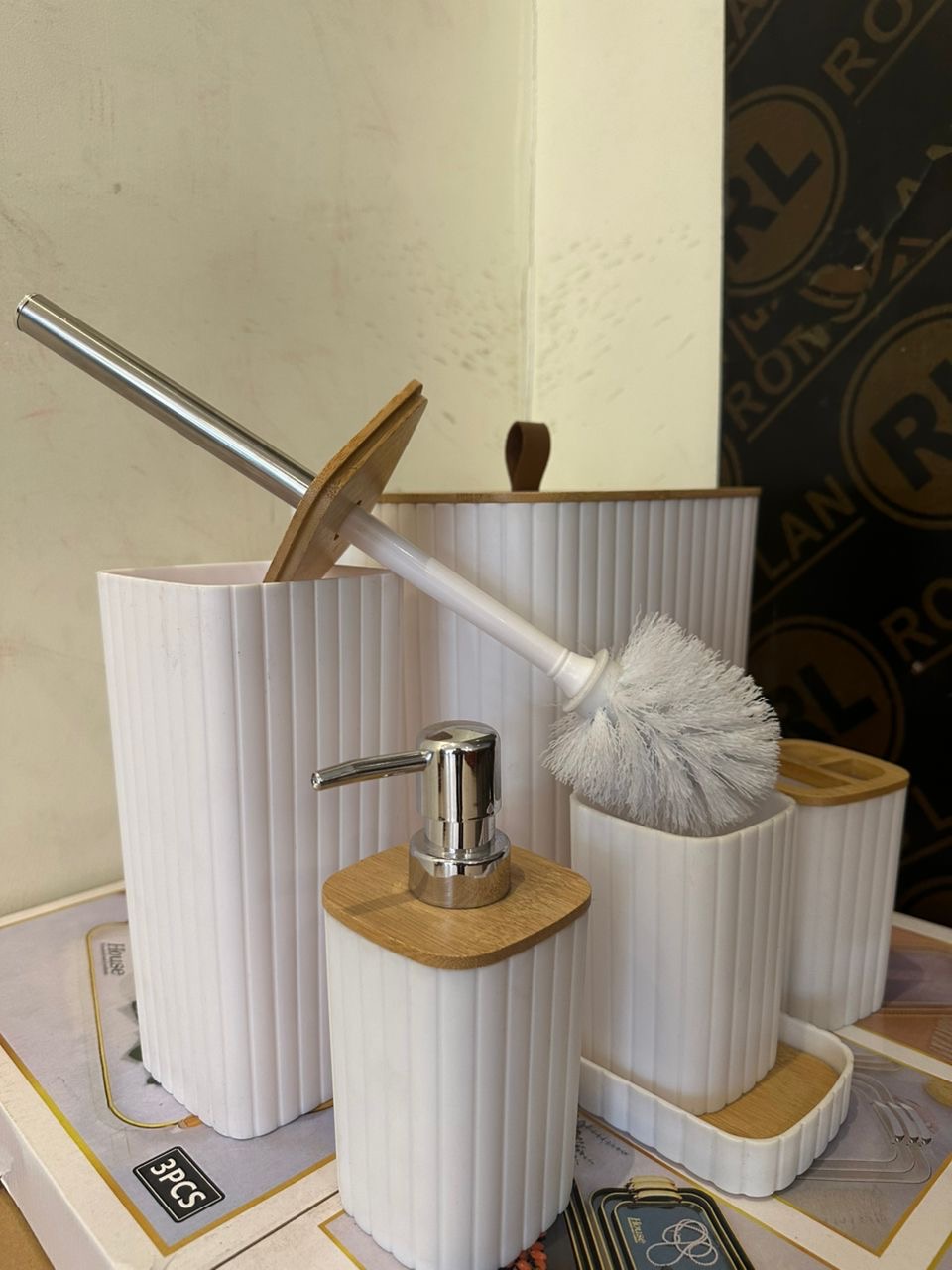 Bathroom accessory set